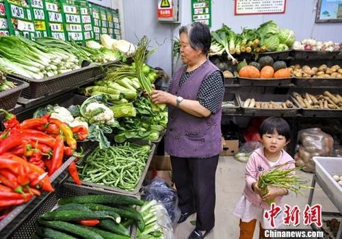 上周全國食用農(nóng)產(chǎn)品市場(chǎng)價(jià)格微幅上揚(yáng)，商務(wù)部監(jiān)測(cè)顯示環(huán)比上漲0.9%
